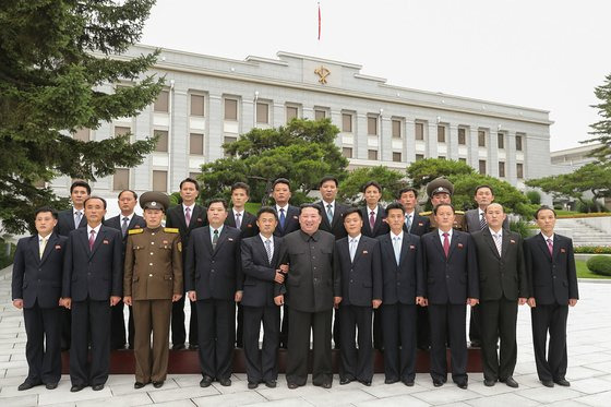 김정은 북한 국무위원장이 지난 8일 노동당 특별강습회에 참석한 조직부문 우수 간부들과 기념사진을 촬영했다. 김정은은 이날 이후 19일째 공개석상에 모습을 드러내지 않고 있다. 노동신문, 뉴스1