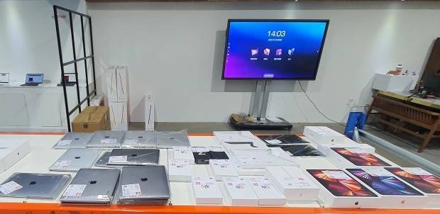 경기 고양시 리씽크 재고센터에 맥북을 비롯한 전자기기가 판매대에 놓여있다. 사진=이미경 기자