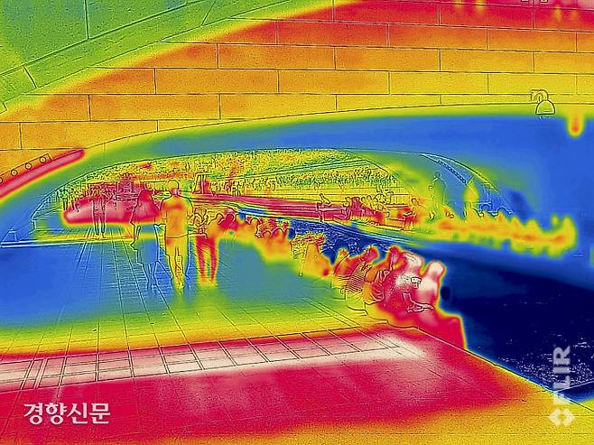 전국 곳곳에 폭염특보가 내려진 27일 서울 청계천 모전교 그늘에서 시민들이 더위를 피하고 있다./문재원 기자