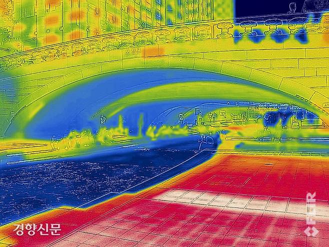 전국 곳곳에 폭염특보가 내려진 27일 열화상 카메라로 찍은 서울 청계천 모전교 그늘과 산책로의 색이 대조를 이루고 있다. /문재원 기자