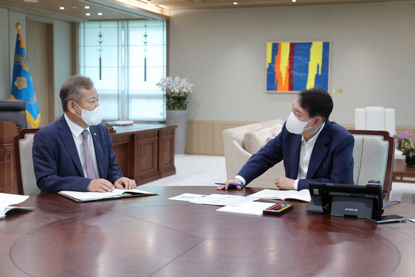 윤석열 대통령이 26일 오후 서울 용산 대통령실 청사에서 이상민 행정안전부 장관에게서 부처 업무보고를 받고 있다. 연합뉴스