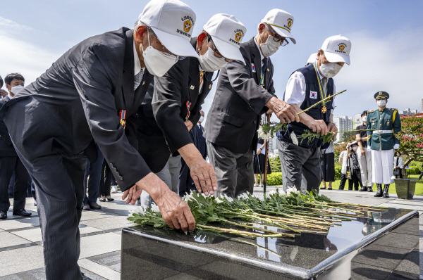 27일 부산 남구 유엔기념공원에서 열린 ‘유엔군 참전의 날’ 참배 행사에서 6.25참전유공자들이 헌화를 하고 있다. 이원준 기자 windstorm@