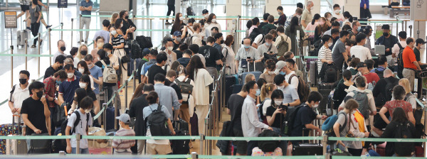 지난 24일 오전 인천국제공항 제1여객터미널 출국장이 승객들로 북적이고 있다. [사진 출처 = 연합뉴스]