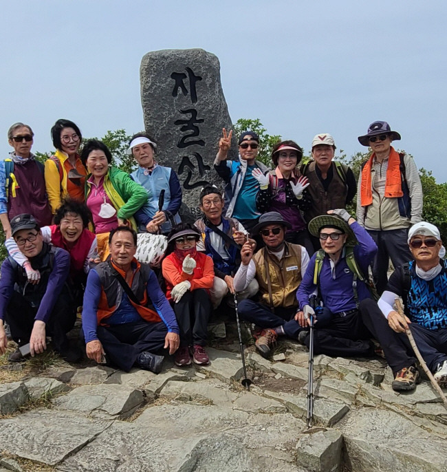 지난 5월 28일 경남 의령군 자굴산에서 동기회 단합 산행 모임을 하는 모습. 앞줄 왼쪽 네 번째가 노숙경 총무.  필자 제공