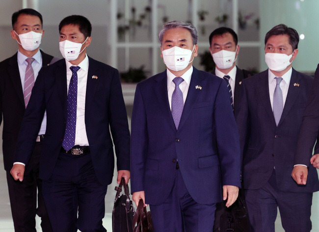 한·미국방장관회담 참석 출국 : 이종섭(가운데) 국방부 장관이 26일 미국 워싱턴DC에서 열리는 한·미 국방장관 회담 참석을 위해 인천국제공항을 통해 출국길에 오르고 있다.  연합뉴스