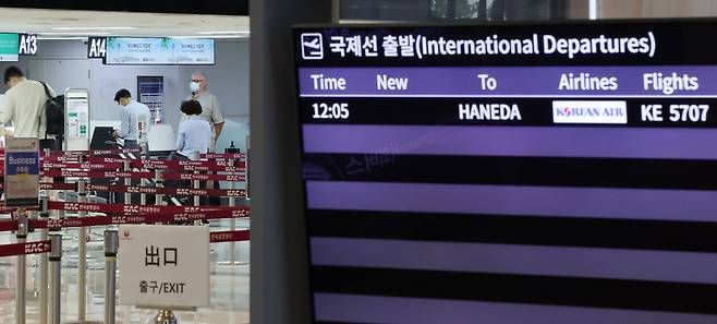 서울 강서구 김포공항 국제선 청사에서 김포-하네다 노선 항공편을 이용해 일본 도쿄로 향하는 이용객들이 탑승 수속을 하고 있다. [연합]