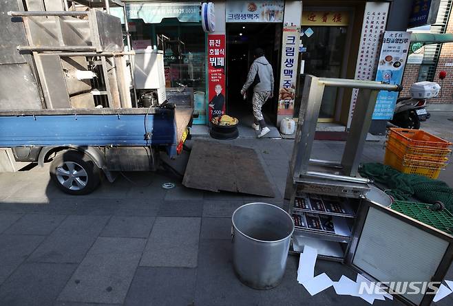 [서울=뉴시스] 서울 시내 한 호프집에서 폐업 정리가 진행 중이다. (사진=뉴시스 DB). photo@newsis.com