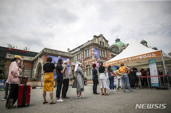 [서울=뉴시스] 정병혁 기자 = 0시 기준 국내 코로나19 신규 확진자가 10만285명으로 집계된 27일 오전 서울 중구 서울역광장에 설치된 임시선별검사소를 찾은 시민들이 검사를 받기 위해 줄 서 있다. 2022.07.27. jhope@newsis.com