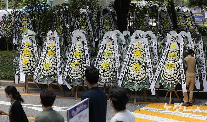 행정안전부 내 경찰국 신설에 반대하는 전국 경찰서장 회의를 주도한 류삼영 총경의 대기발령 조치와 참석자들에 대한 감찰로 인한 후폭풍이 이어지고 있는 25일 서울 서대문구 경찰청 인근에 대기발령에 항의하는 근조 화환이 세워져 있다. 류영주 기자