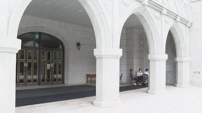 충현교회는 교회 공간들을 개방해 주민들과 인근 직장인들에게 쉼터로 제공하고 있다.