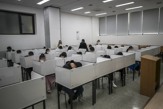 학원은 지난 2월 방역패스가 해제되면서 적용된 ‘한 칸 띄어 앉기’ 수칙이 해제됐다. 뉴시스