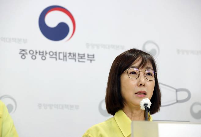 백경란 질병관리청장이 27일 충북 오송 질병관리청 브리핑실에서 코로나19 재유행에 따른 부처별 대응 방안을 발표하고 있다. 이날 브리핑은 보건복지부, 질병관리청, 고용노동부 등 7개 정부 부처 합동으로 진행됐다. Ⓒ연합뉴스