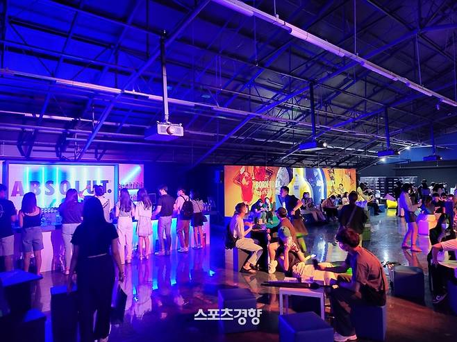 서울 성수동에 문을 연 ‘앱솔루트 홈’ 내부. 코로나19 이후 페르노리카가 선보인 세계 최대 규모의 팝업스토어다. 페르노리카 제공