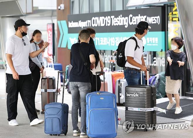 신규확진 10만명 근접…붐비는 인천공항 입국자 검사센터 (영종도=연합뉴스) 임헌정 기자 = 10만명에 근접하는 코로나19 신규 확진자가 발생한 26일 영종도 인천국제공항 제1여객터미널의 입국자 전용 코로나 검사센터가 해외 입국자로 붐비고 있다. 2022.7.26 kane@yna.co.kr