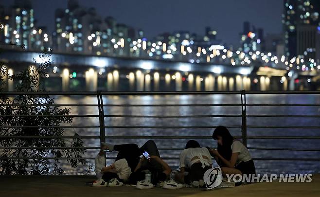 서울 여의도 한강공원에서 시민들이 돗자리에 누워 더위를 식히고 있다. [연합뉴스 자료사진]