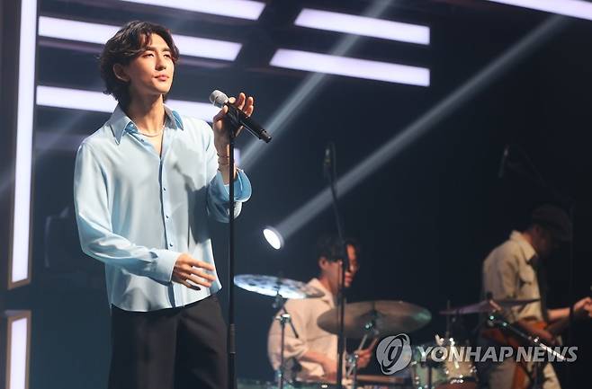 잔나비가 부르는 '세상만사' (서울=연합뉴스) 류효림 기자 = 밴드 잔나비의 보컬 최정훈이 6일 오후 서울 마포구 서교동 신한pLay 스퀘어에서 열린 송골매의 전국 투어 콘서트 '열망(熱望)' 개최 기념 기자간담회에서 송골매의 '세상만사' 리메이크 무대를 선보이고 있다. 2022.7.6 ryousanta@yna.co.kr