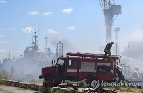 불타는 오데사항     (오데사<우크라이나> AFP=연합뉴스) 지난 23일 러시아가 우크라이나 남부 오데사항을 공격해 화재가 발생하자 우크라이나 소방관들이 급히 불을 끄는 모습을 오데사 시의회가 24일 텔레그램 채널로 공개했다. 2022.7.25 photo@yna.co.kr