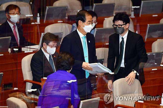 한덕수 국무총리 대정부질문 출석 (서울=연합뉴스) 이정훈 기자 = 한덕수 국무총리가 27일 오후 국회에서 열린 교육·사회·문화 분야 대정부질문에 출석하고 있다. 2022.7.27 [국회사진기자단] uwg806@yna.co.kr