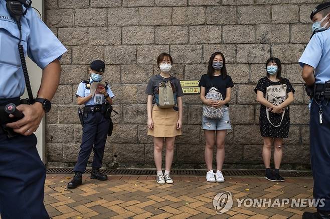 홍콩 국가보안법 사건 재판이 열린 법원 주변에서 불심검문 하는 홍콩 경찰 [EPA 연합뉴스 자료사진. 재판매 및 DB 금지]