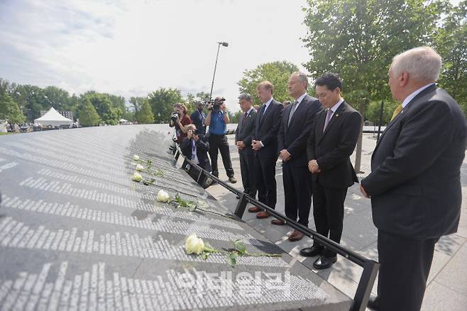 박민식 국가보훈처장이 현지시각 27일 오전 워싱턴 D.C 한국전참전용사기념공원내 추모의 벽에서 열린 미 한국전전사자 추모의 벽 준공식에 참석해 추모의 벽에 헌화 후 주요내빈과 함께 묵념하고 있다. (사진=국가보훈처)