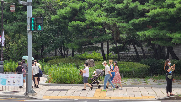 청와대로 향하는 서촌 효자로에 가족 단위로 도보 이동하는 관람객들도 눈에 띄었다.(사진=남궁민관 기자)