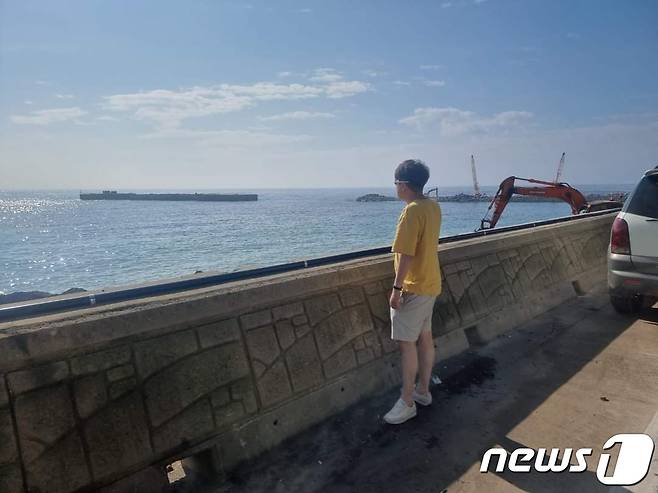 이준석 국민의힘 대표가 26일 "울릉도에서 해야 할 일이 많다＂며 울릉도의 발전을 강조했다. 다만 윤석열 대통령이 자신을 향해 '내부 총질이나 하던 당 대표'라고 언급한 것을 두고는 어떤 언급도 하지 않았다. 이 대표는 이날 오후 자신의 사회관계망서비스(SNS)를 통해 ＂울릉도에 온 뒤로 많은 분이 울릉도에 필요한 것들을 가르쳐주신다＂며 울릉도를 배경으로 한 사진과 동영상을 게시했다.(이준석 국민의힘 대표 SNS 캡처) 2022.7.26/뉴스1 ⓒ News1 민경석 기자