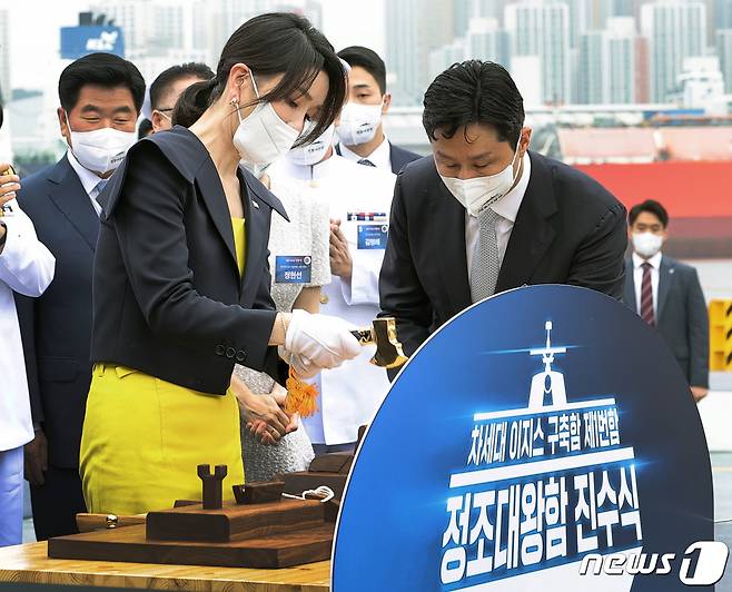 윤석열 대통령 부인 김건희 여사가 28일 울산 현대중공업에서 열린 정조대왕함 진수식에서 진수 도끼로 진수선을 자르고 있다. (대통령실사진기자단) 2022.7.28/뉴스1 ⓒ News1 안은나 기자