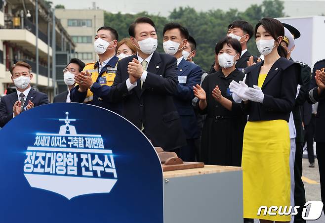 윤석열 대통령 부인 김건희 여사가 28일 울산 현대중공업에서 열린 정조대왕함 진수식에서 진수 도끼로 진수선을 자른 뒤 손뼉 치고 있다. (대통령실사진기자단) 2022.7.28/뉴스1 ⓒ News1 안은나 기자