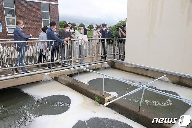 지난 11일 오후 창원 석동정수장 유충 규명 특별조사위원회가 석동정수장을 방문해 원인 규명을 위한 현장 점검을 하고 있다.(창원시 제공)ⓒ 뉴스1