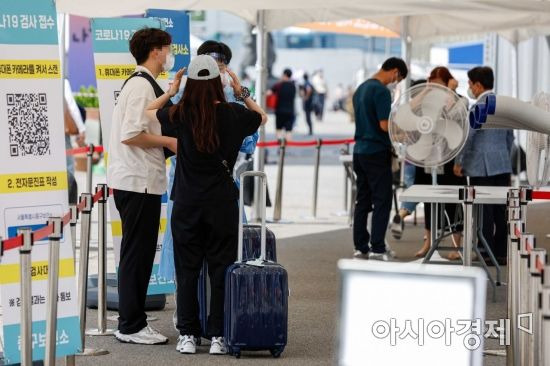 99일만에 코로나19 신규 확진자가 10만명을 돌파한 27일 서울역 광장에 마련된 임시선별검사소를 찾은 시민들이 검사를 받기 위해 대기하고 있다./강진형 기자aymsdream@