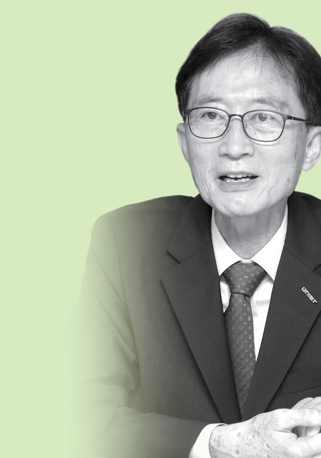 반도체, 클린룸 등 설비구축 큰 부담… 거점별 블록 형성해 공동운영해야. 이용훈 UNIST 총장