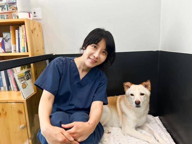 박정윤 수의사가 동물단체에서 입양한 반려견 '봉은이'와 사진 촬영을 하고 있다. 그가 지금까지 동물단체로부터 구조해 입양하거나 입양 보낸 동물 수만 50여 마리가 넘는다. 고은경 기자