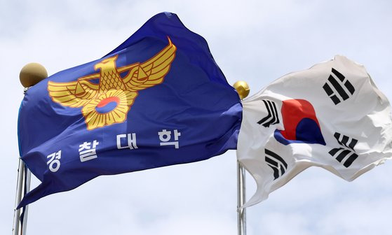 행전안전부 경찰국 신설에 반대하는 전국 총경회의(지난 23일)를 계기로 경찰대 개혁론이 제기된 가운데, 지난 27일 오후 충남 아산시 황산리 경찰대학에 게양된 태극기와 경찰대학기가 펄럭이고 있다. 연합뉴스