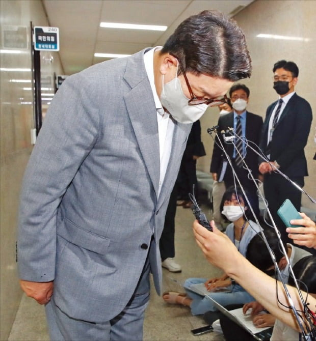 권성동 국민의힘 대표직무대행 겸 원내대표가 27일 국회에서 윤석열 대통령과 주고받은 문자메시지 노출 사태와 관련해 입장을 밝힌 뒤 고개 숙여 사과하고 있다.   /김병언  기자