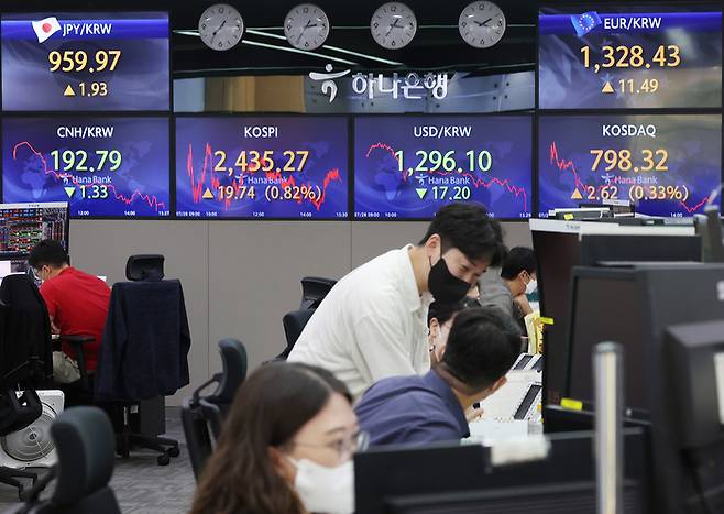 28일 오후 서울 중구 하나은행 본점 딜링룸에서 직원들이 업무를 보고 있다. 연합뉴스