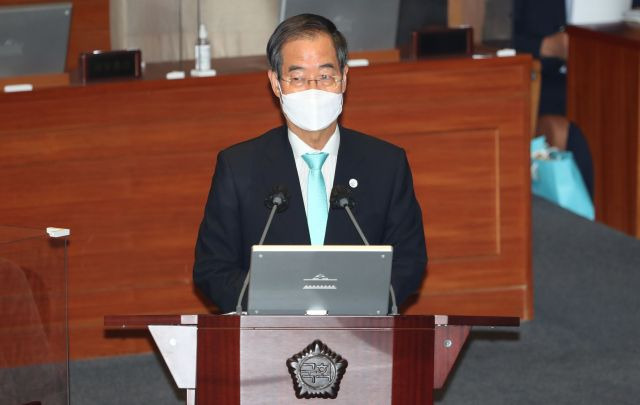 한덕수 국무총리가 27일 국회에서 열린 교육·사회·문화 분야 대정부질문에서 한정애 더불어민주당 의원의 질문에 답하고 있다. 국회사진기자단