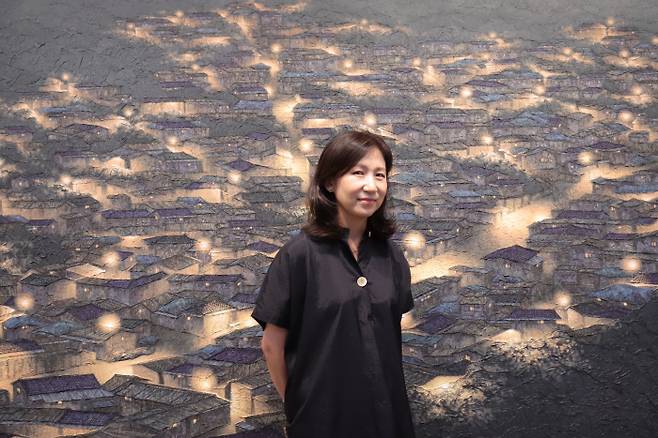 `어나더 월드` 앞에 선 정영주 작가 [사진 제공 = 학고재]