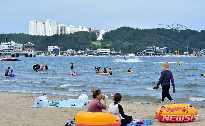 [포항=뉴시스] 이무열 기자 = 26일 오후 경북 포항시 영일대해수욕장을 찾은 피서객들이 물놀이를 하며 즐거운 시간을 보내고 있다. 2022.07.26. lmy@newsis.com