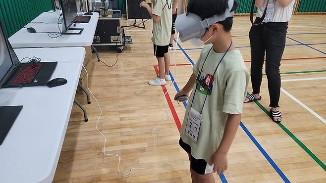 [서울=뉴시스] 제10회 CU 투마로우 사이언스캠프에 개최한 온산초등학교 어린이가 VR체험을 하고 있다. (사진=LS니꼬동제련) 2022.07.28. photo@newsis.com  *재판매 및 DB 금지