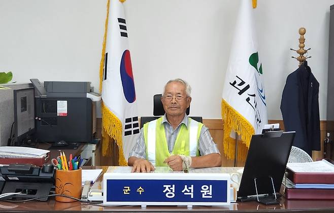 [괴산=뉴시스] 강신욱 기자 = 충북 괴산군은 군수 집무실을 방문하는 내방객에게 전자명패를 활용해 기념사진을 찍을 기회를 제공하고 있다. 28일 불정면에 거주하는 정석원씨가 포즈를 취하고 있다. (사진=괴산군 제공) 2022.07.28. photo@newsis.com *재판매 및 DB 금지