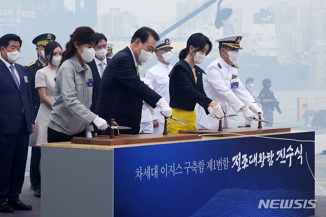 [울산=뉴시스] 전신 기자 = 윤석열 대통령과 부인 김건희 여사가 28일 울산 현대중공업에서 열린 정조대왕함 진수식에서 안전항해 기원의식인 샴페인 브레이킹을 하고 있다. 2022.07.28. photo1006@newsis.com