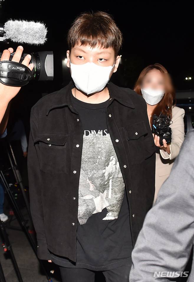 [서울=뉴시스] 배훈식 기자 = 무면허 운전과 음주 측정 거부, 경찰관 폭행 등 혐의로 입건된 장제원 국민의힘 의원의 아들 장용준(21·예명 노엘)이 30일 오후 서울 서초구 서초경찰서에 출석하고 있다. (공동취재사진) 2021.09.30. photo@newsis.com