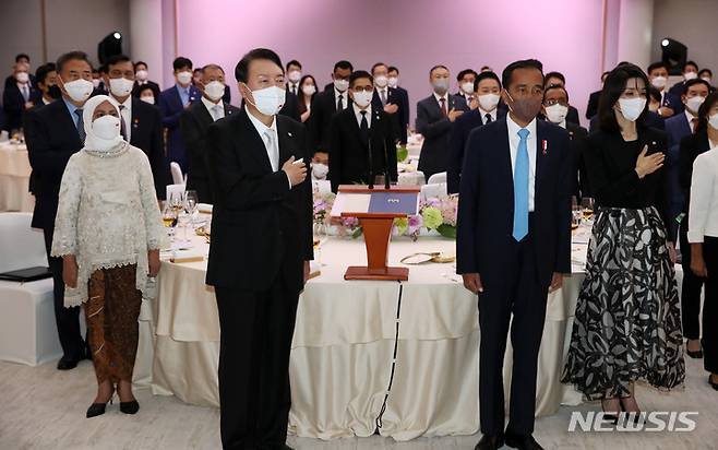 [서울=뉴시스] 전신 기자 = 윤석열 대통령과 부인 김건희 여사가 28일 서울 용산 대통령실 청사에서 열린 조코 위도도 인도네시아 대통령 방한 공식 만찬에서 양국 국가 연주에 맞춰 가슴에 손을 얹고 있다. 2022.07.28. photo1006@newsis.com