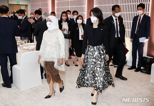 [서울=뉴시스] 전신 기자 = 윤석열 대통령 부인 김건희 여사와 조코 위도도 인니 대통령 부인 이리아나 여사가 28일 서울 용산 대통령실 청사에서 열린 인도네시아 대통령 방한 공식 만찬에 입장하고 있다. 2022.07.28. photo1006@newsis.com