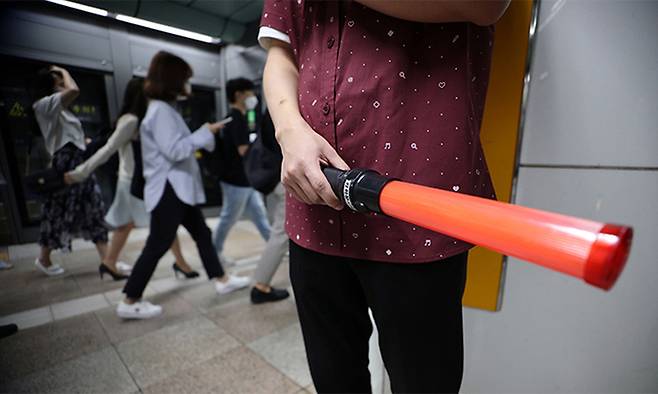 서울 지하철 광화문역 역사에서 사회복무요원이 안내를 하고 있다. 연합뉴스