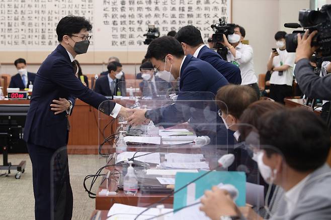 한동훈 법무부 장관이 28일 오전 서울 여의도 국회에서 열린 법제사법위원회 전체회의에 출석해 더불어민주당 김남국 의원 등 야당 의원들과 인사하고 있다. ⓒ연합뉴스