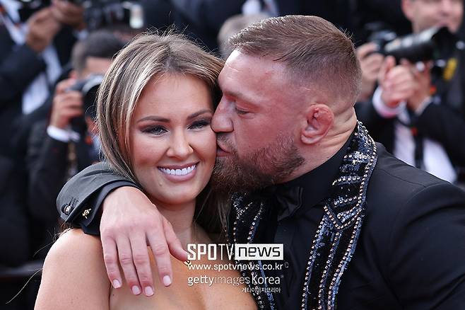 ▲ 코너 맥그리거는 전 세계 팬들의 관심을 모으는 슈퍼스타다. 수많은 카메라 앞에서 아내 디 데블린의 볼에 뽀뽀하고 있는 맥그리거.