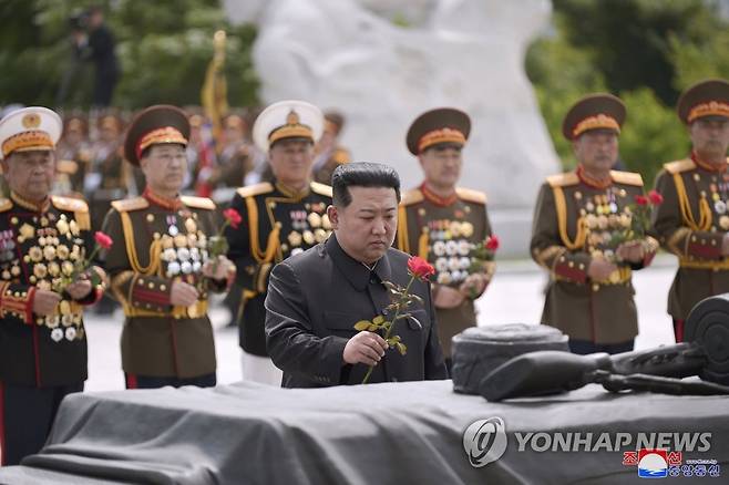 북한 김정은, 전승절에 조국해방전쟁참전열사묘 참배 (평양 조선중앙통신=연합뉴스) 북한 김정은 국무위원장이 조국해방전쟁승리 69주년을 맞아 지난 27일 조국해방전쟁참전열사묘를 참배했다고 조선중앙통신이 28일 보도했다. 2022.7.28 
    [국내에서만 사용가능. 재배포 금지. For Use Only in the Republic of Korea. No Redistribution] nkphoto@yna.co.kr