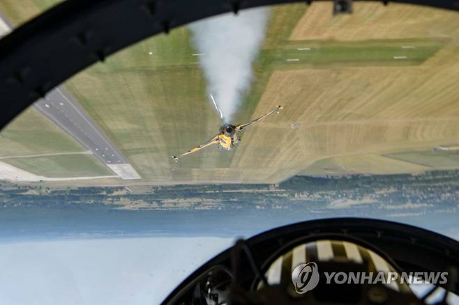 곡예비행 선보이는 블랙이글스 비행팀 (서울=연합뉴스) 대한민국 공군 블랙이글스 비행팀이 27일 오후(현지시간) 폴란드 뎅블린 공군 기지에서 곡예비행을 선보이고 있다. 2022.7.28 [공군 제공. 재판매 및 DB 금지] photo@yna.co.kr