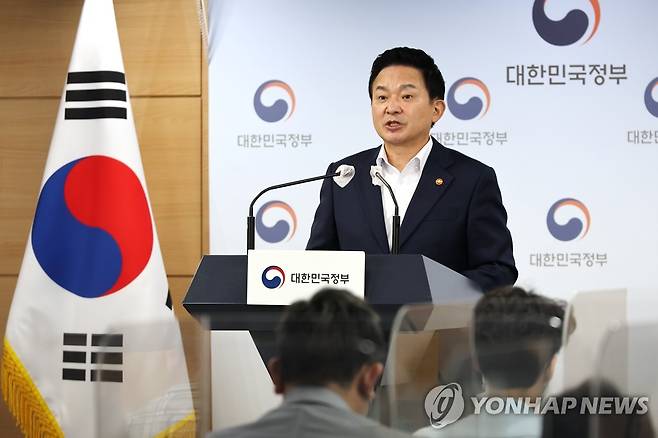 '이스타항공 변경면허 발급과정 조사결과' 브리핑 (서울=연합뉴스) 김승두 기자 = 원희룡 국토교통부 장관이 28일 정부서울청사 브리핑실에서 이스타항공 변경면허 발급과정 조사 결과를 발표하고 있다. 2022.7.28 kimsdoo@yna.co.kr